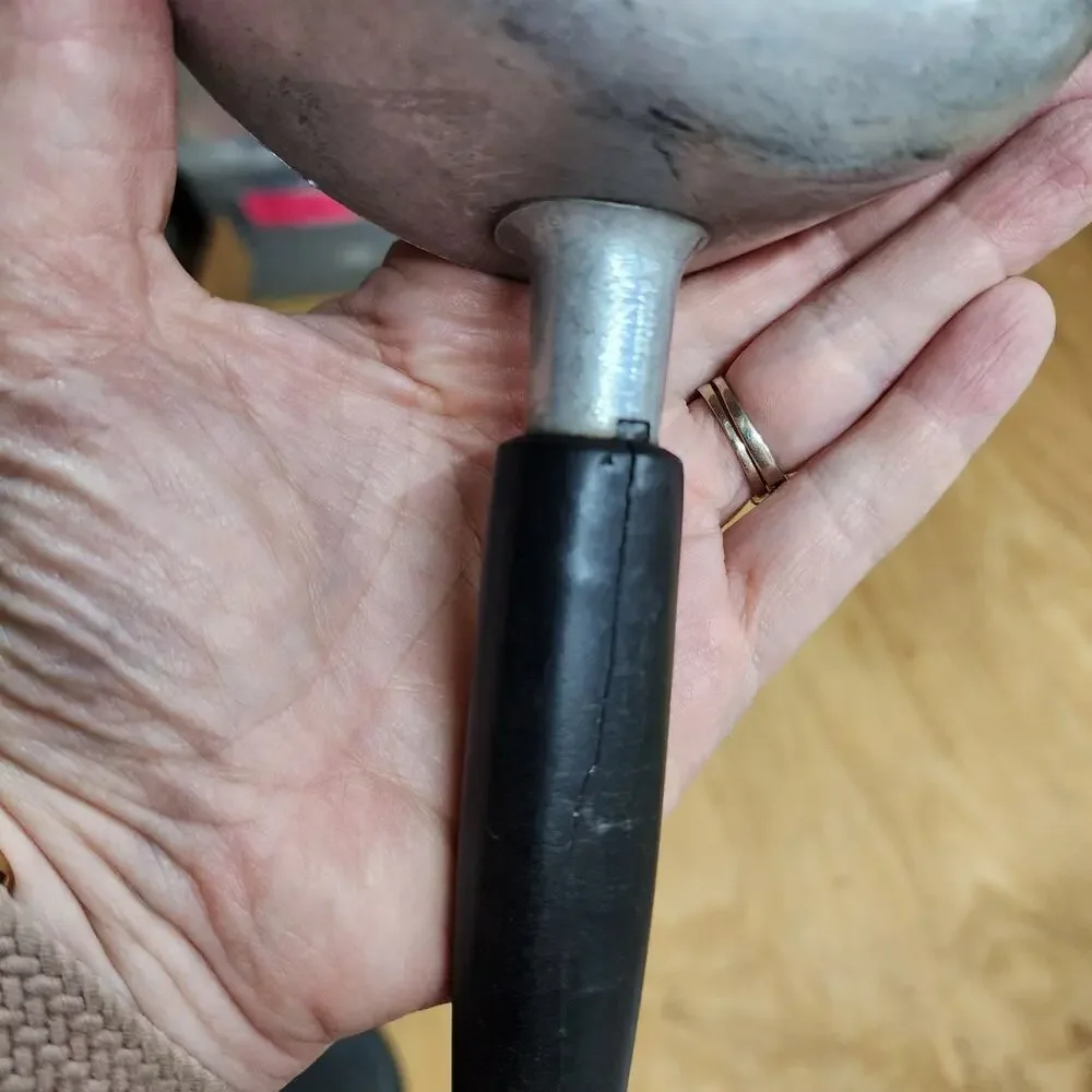 Wear-ever small pot 77 1/2 handle has a crack, see pics shlf
